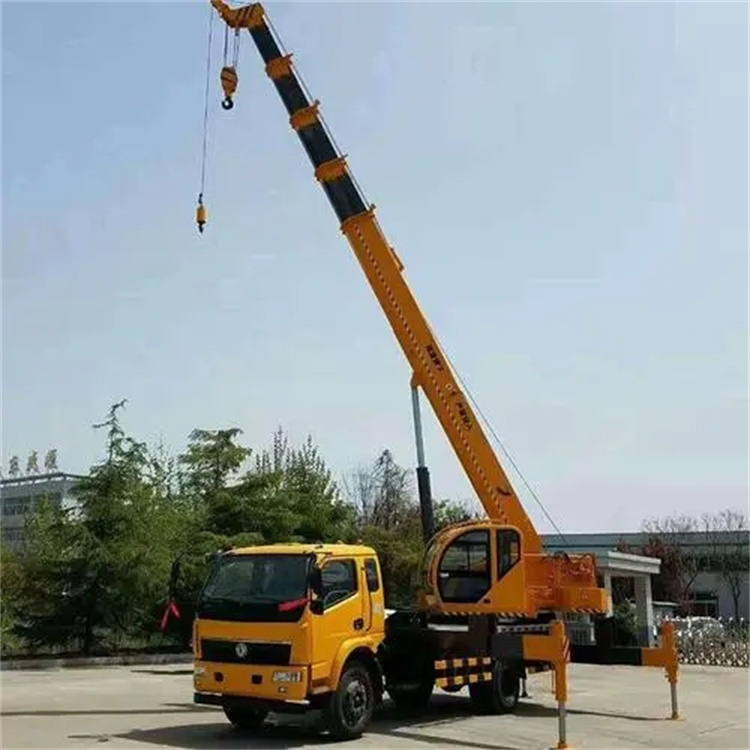 德庆钢筋笼入孔时,由吊车采用单点起吊